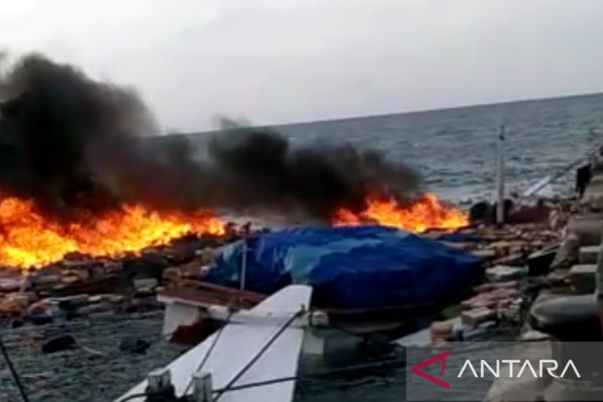 Kapal pengangkut BBM terbakar di Kepulauan Sapudi