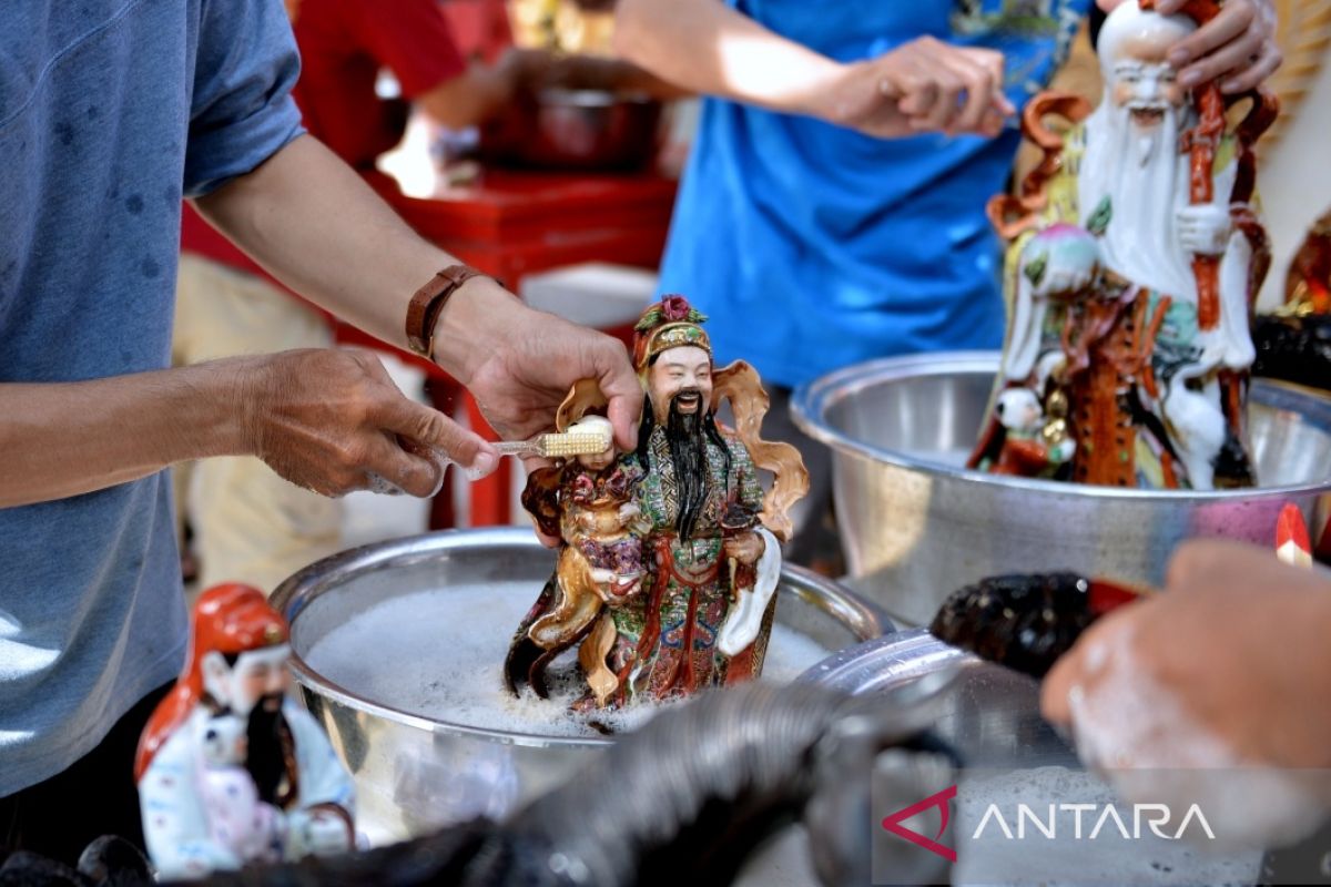 Warga Tionghoa persiapkan Imlek di Vihara Dharmayana Kuta-Bali