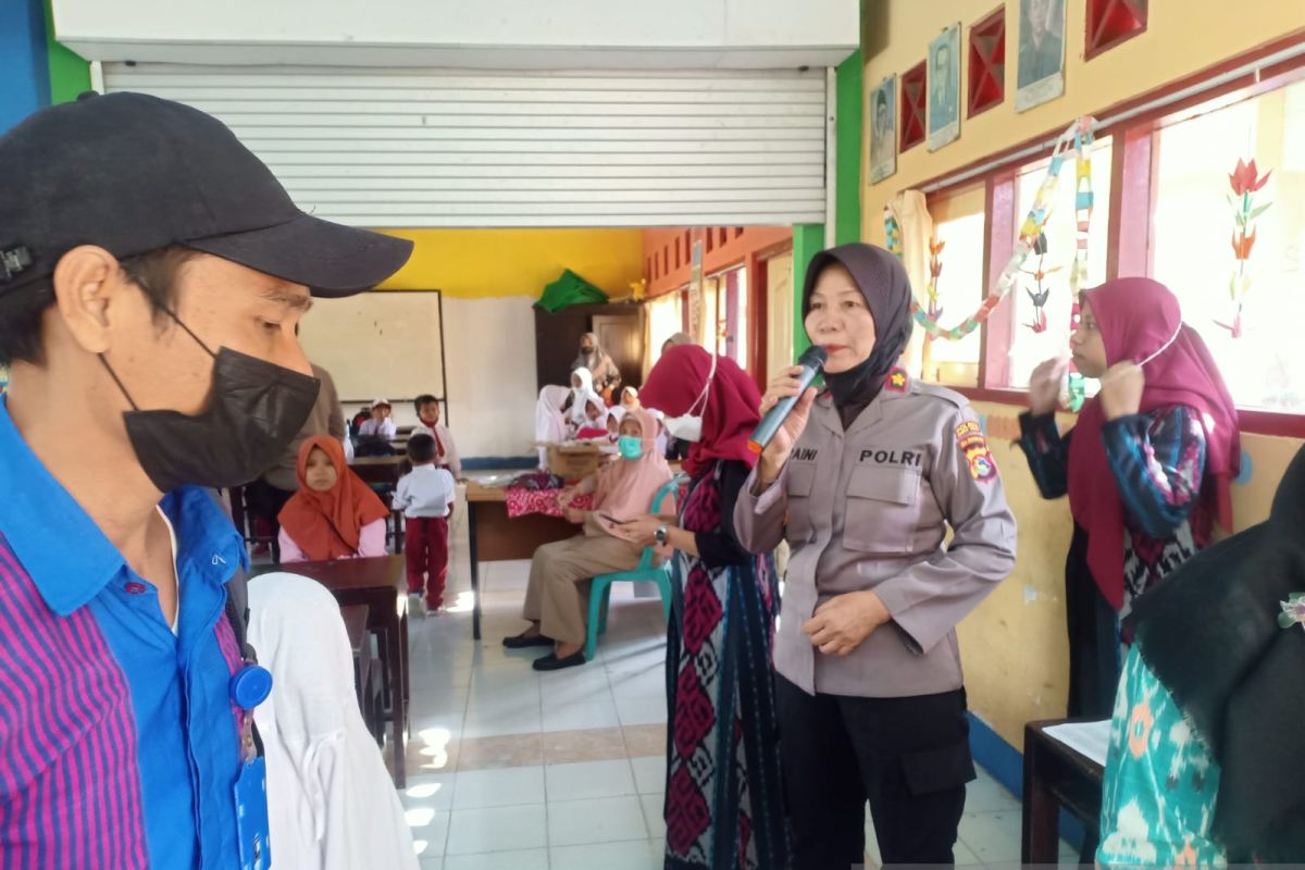 Kabag SDM Polres Lombok Tengah laksanakan trauma healing bagi siswa sekolah dasar