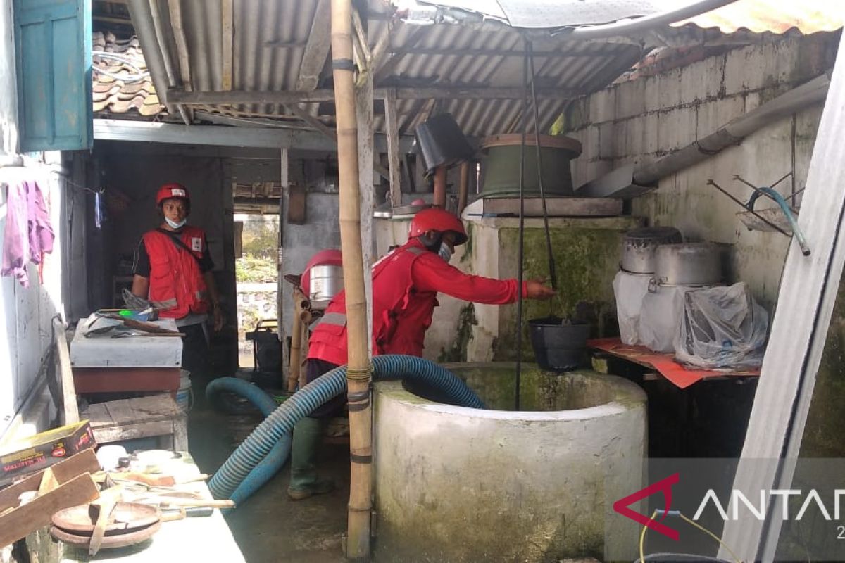 PMI Jember normalisasi sumur warga tercemar banjir