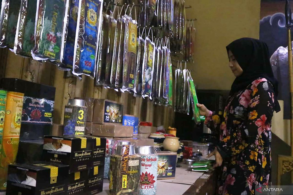 Jelang perayaan Imlek, permintaan dupa di Kota Malang meningkat