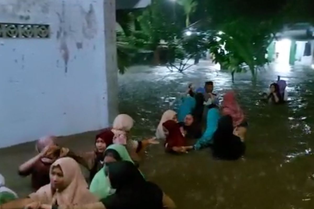 Ratusan santri di Jember mengungsi karena ponpes kebanjiran