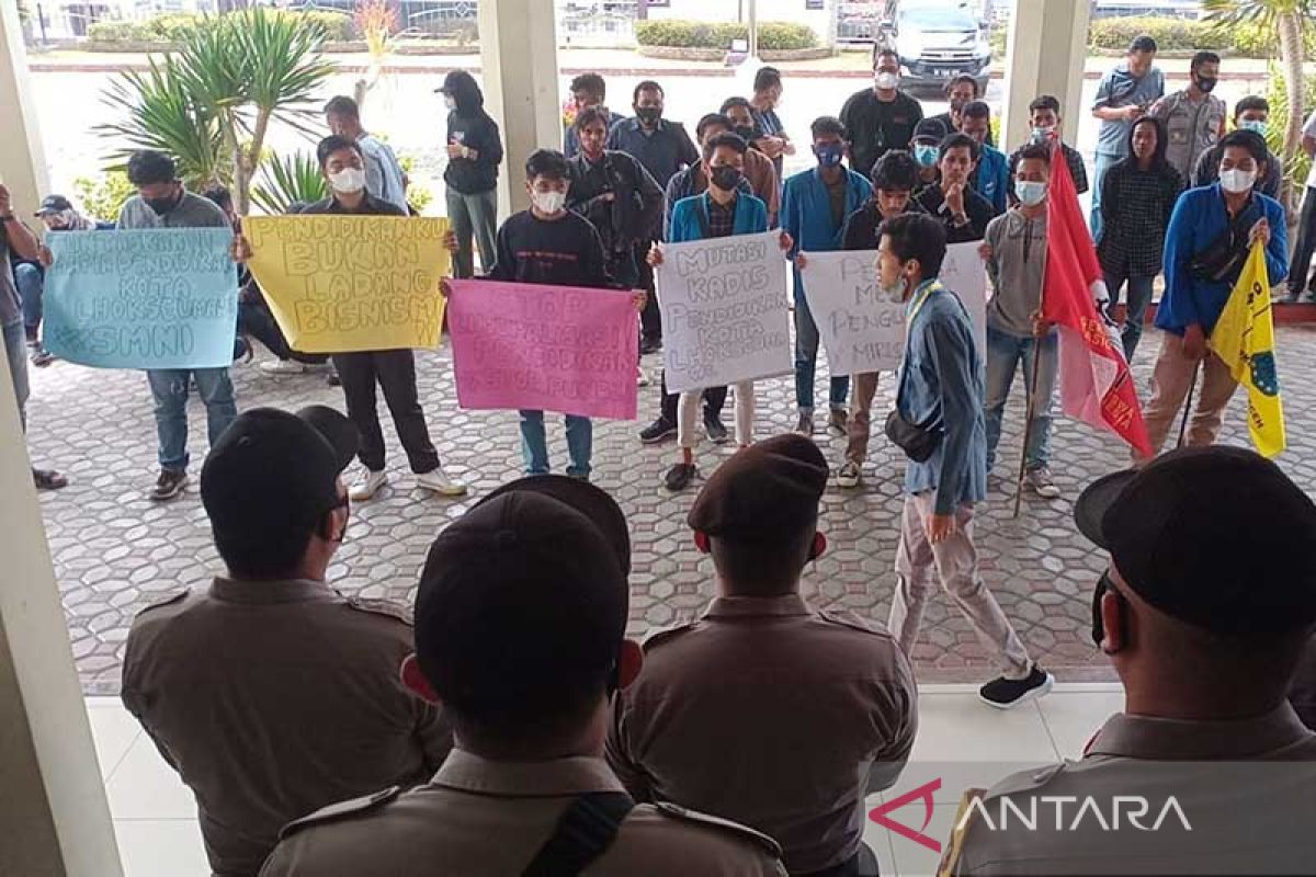 Mahasiswa tuding sekolah pungli berkedok pembelian buku