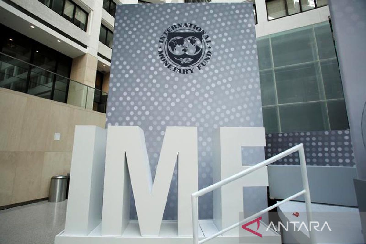 IMF turunkan proyeksi pertumbuhan ekonomi RI 2022 menjadi 5,6 persen