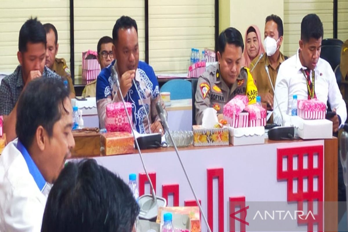 Kotabaru DPRD mediates residents with Pertamina