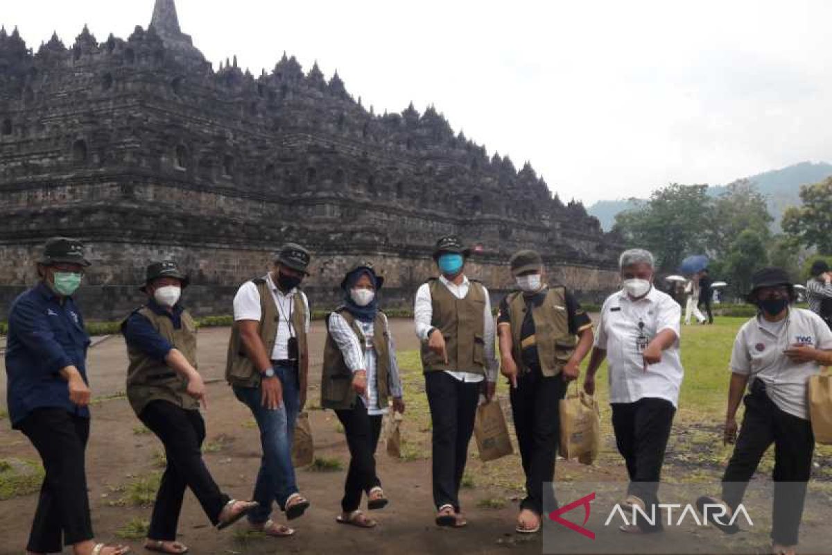 Penggunaan Sandal Khusus Naik Ke Candi Borobudur Diujicobakan ANTARA News