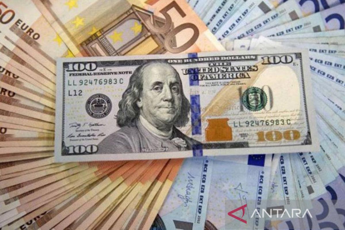 Dolar menguat, sementara euro merosot di tengah ketidakpastian Ukraina