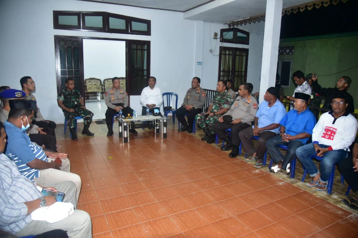 Kapolda Maluku dan Danrem datangi warga yang berkomplik di Pulau Haruku