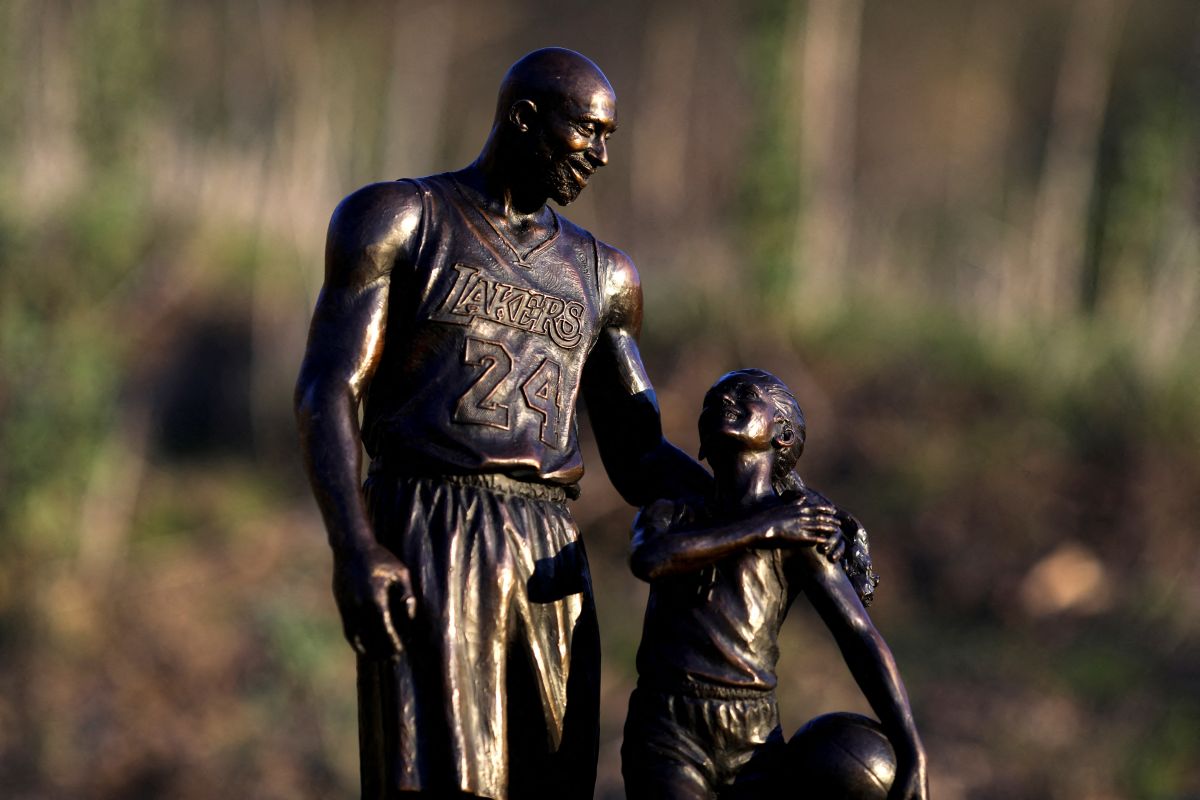 Patung Kobe Bryant dan putrinya diletakkan di lokasi kecelakaan