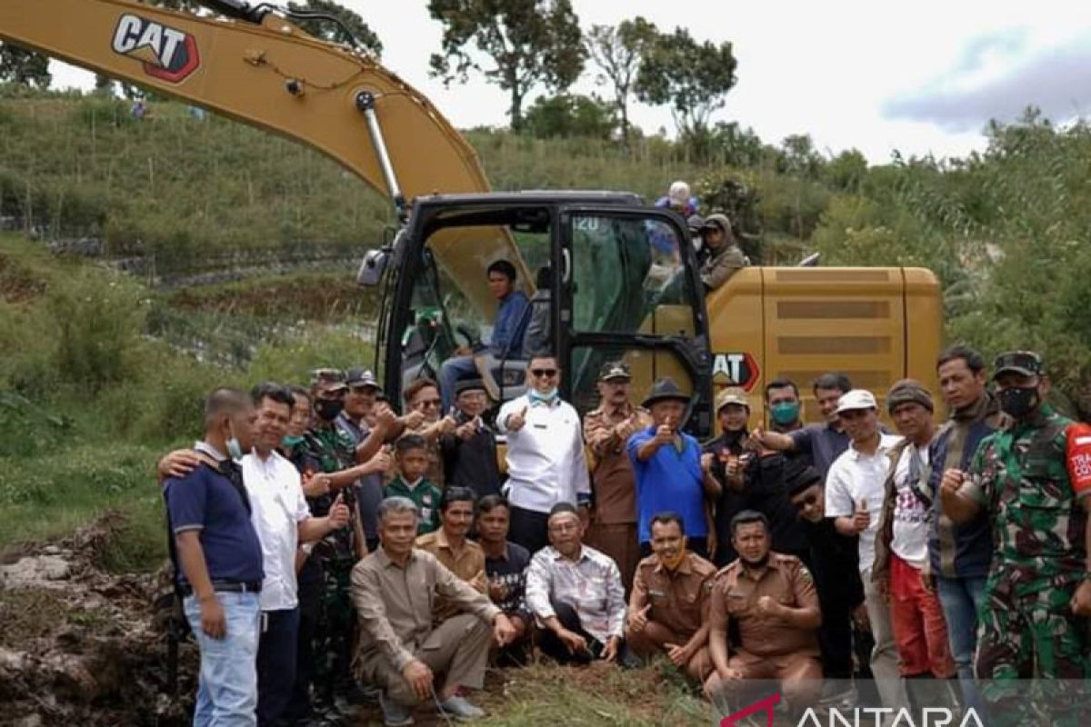 Bupati Solok serahkan Excavator dan goro bersama masyarakat Alahan Panjang