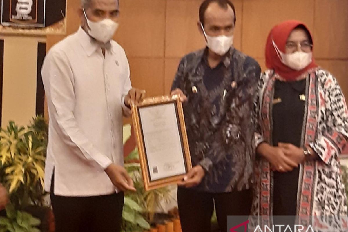 Pemkab Solok Selatan terima sertifikat kekayaan intelektual "Saluang Panjang"