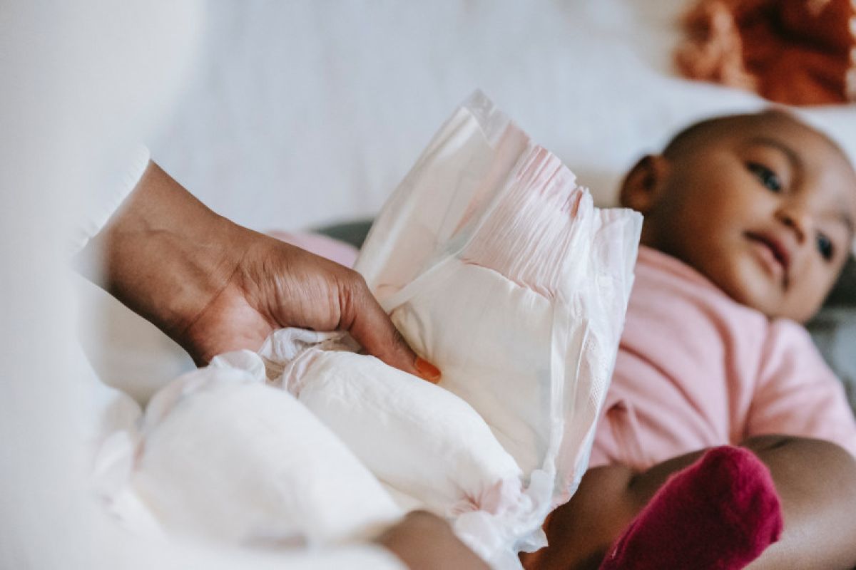 Langkah mudah ganti popok anak dengan benar