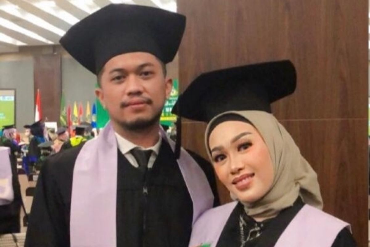 Dua tahun menunda , Rika - Bambang mengaku puas setelah wisuda dokter secara ofline