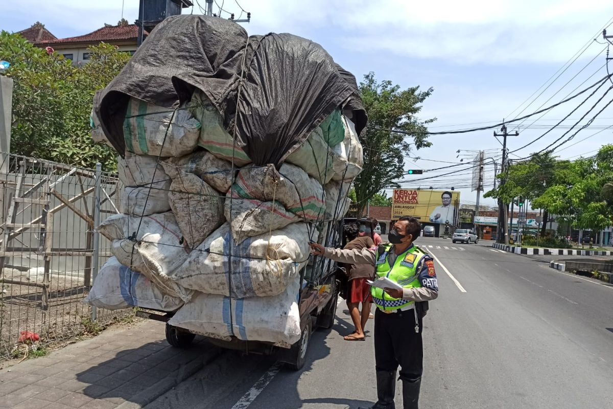 Polres Badung sanksi puluhan truk 