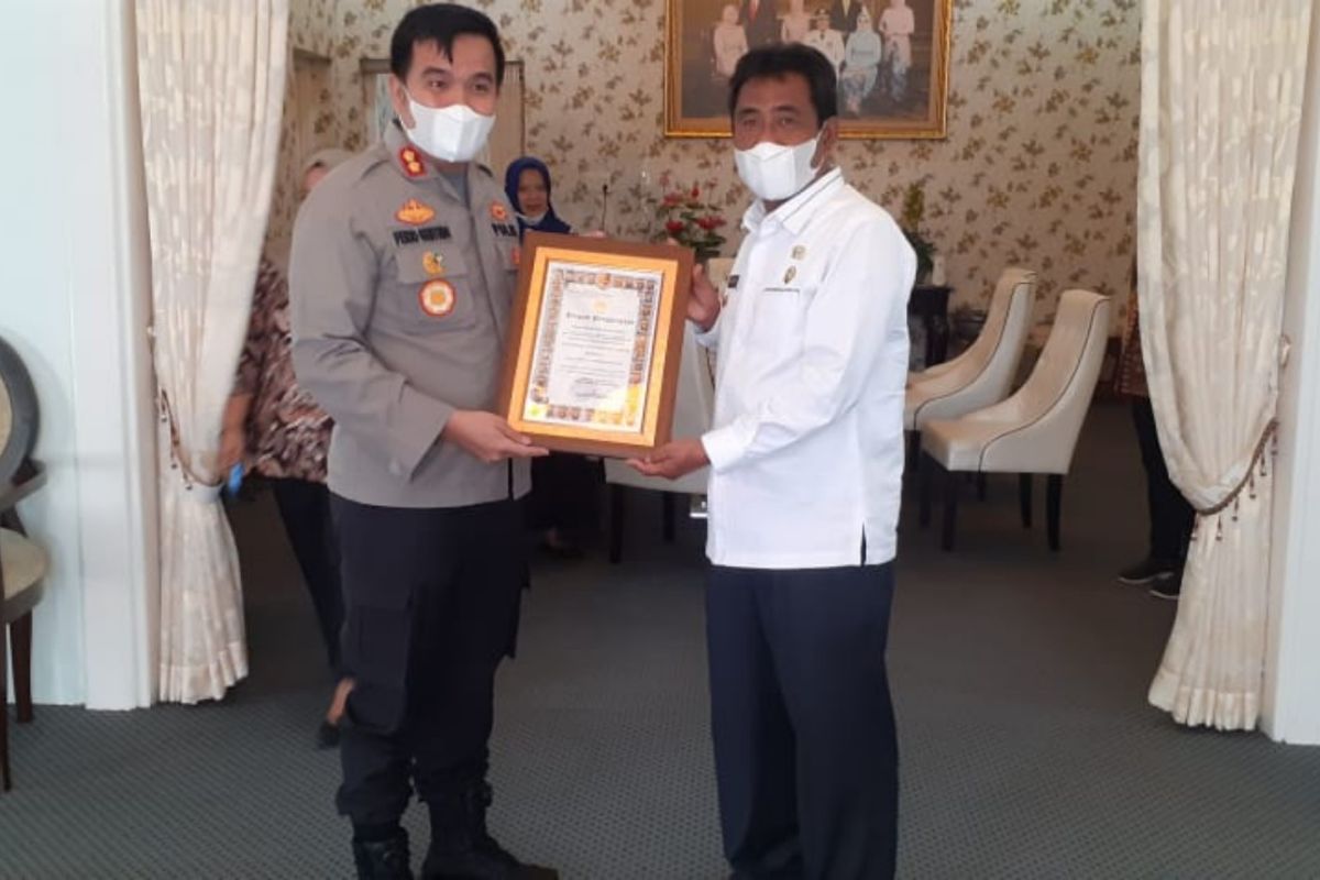Kapolres serahkan piagam penghargaan dari Kakorlantas kepada Wali Kota Binjai