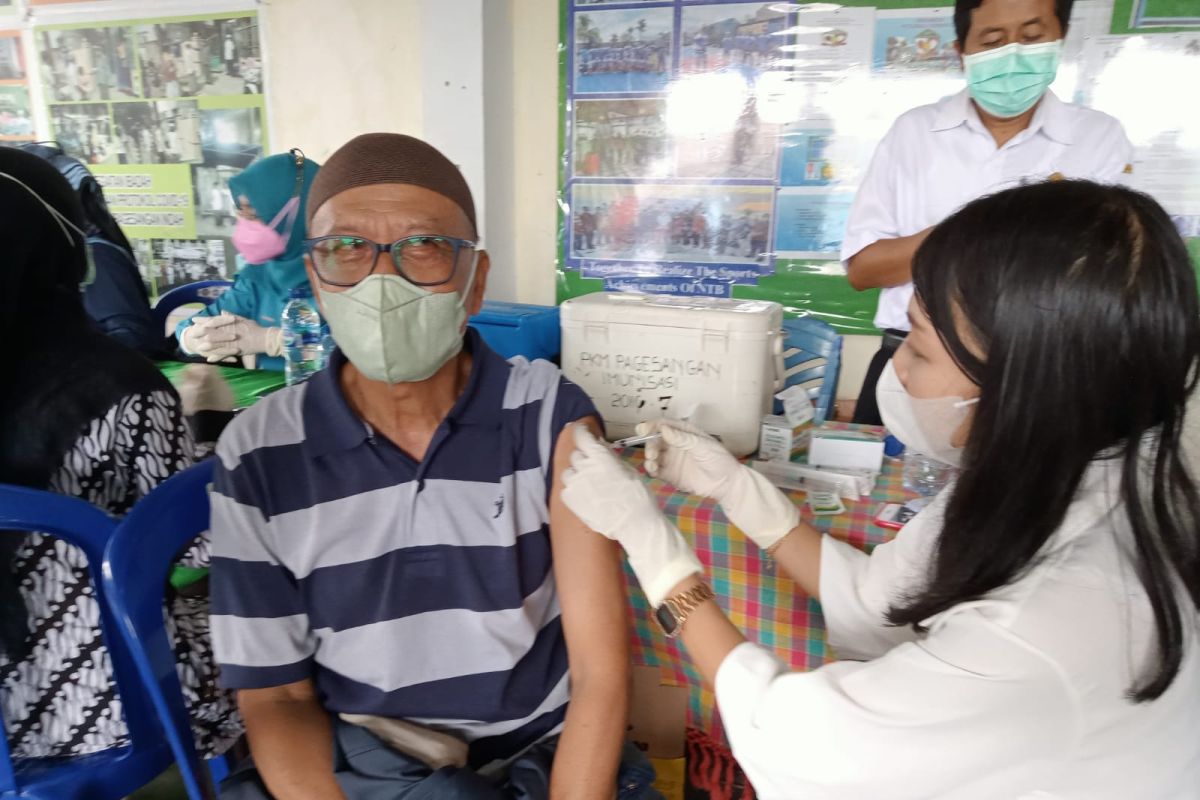 Pemkot Mataram melibatkan ASN saat "kick off" vaksin dosis ketiga