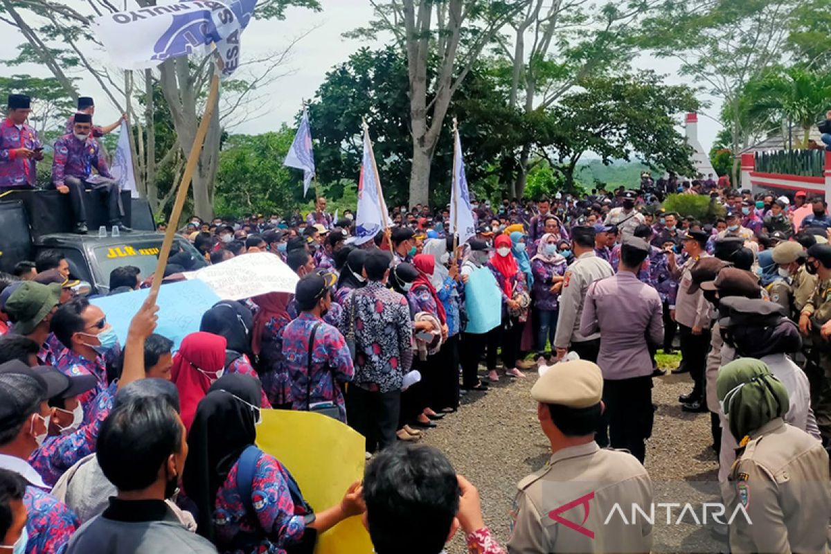 Ratusan perangkat desa demo Bupati Seluma