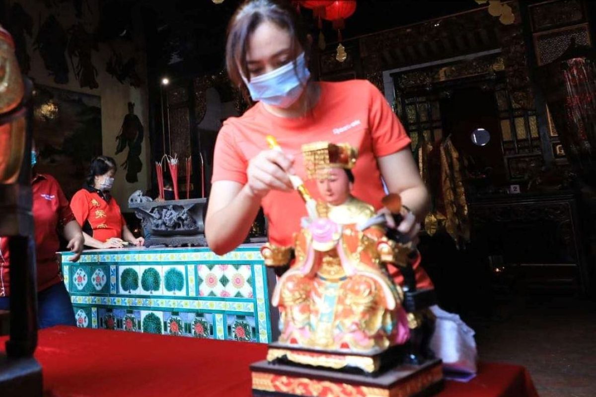 Warga Tionghoa Kota Madiun bersihkan patung dewa-dewi jelang perayaan Imlek