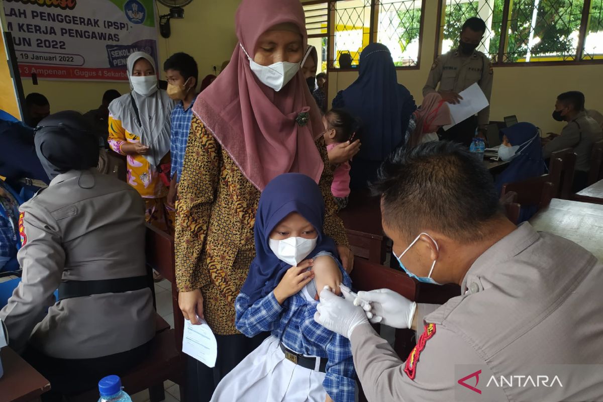 Polresta Mataram berikan suntik vaksin anak di SDN 5 Ampenan
