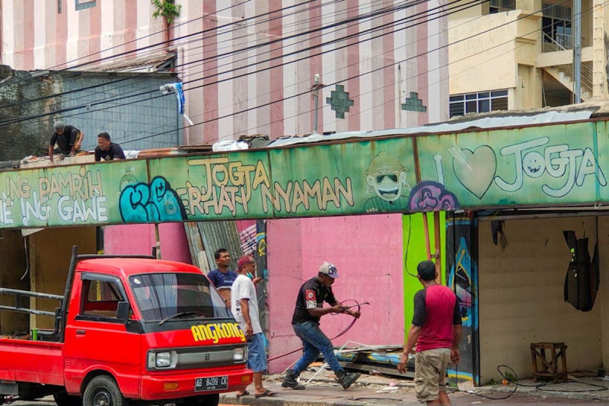 PKL sepatu Jalan Mataram mulai bongkar kios untuk beri akses Teras Malioboro