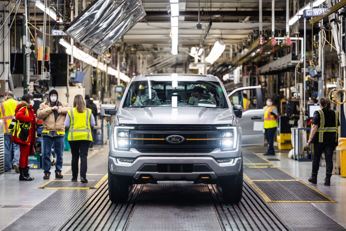 Ford akan tangguhkan produksi di delapan pabrik karena kekurangan chip