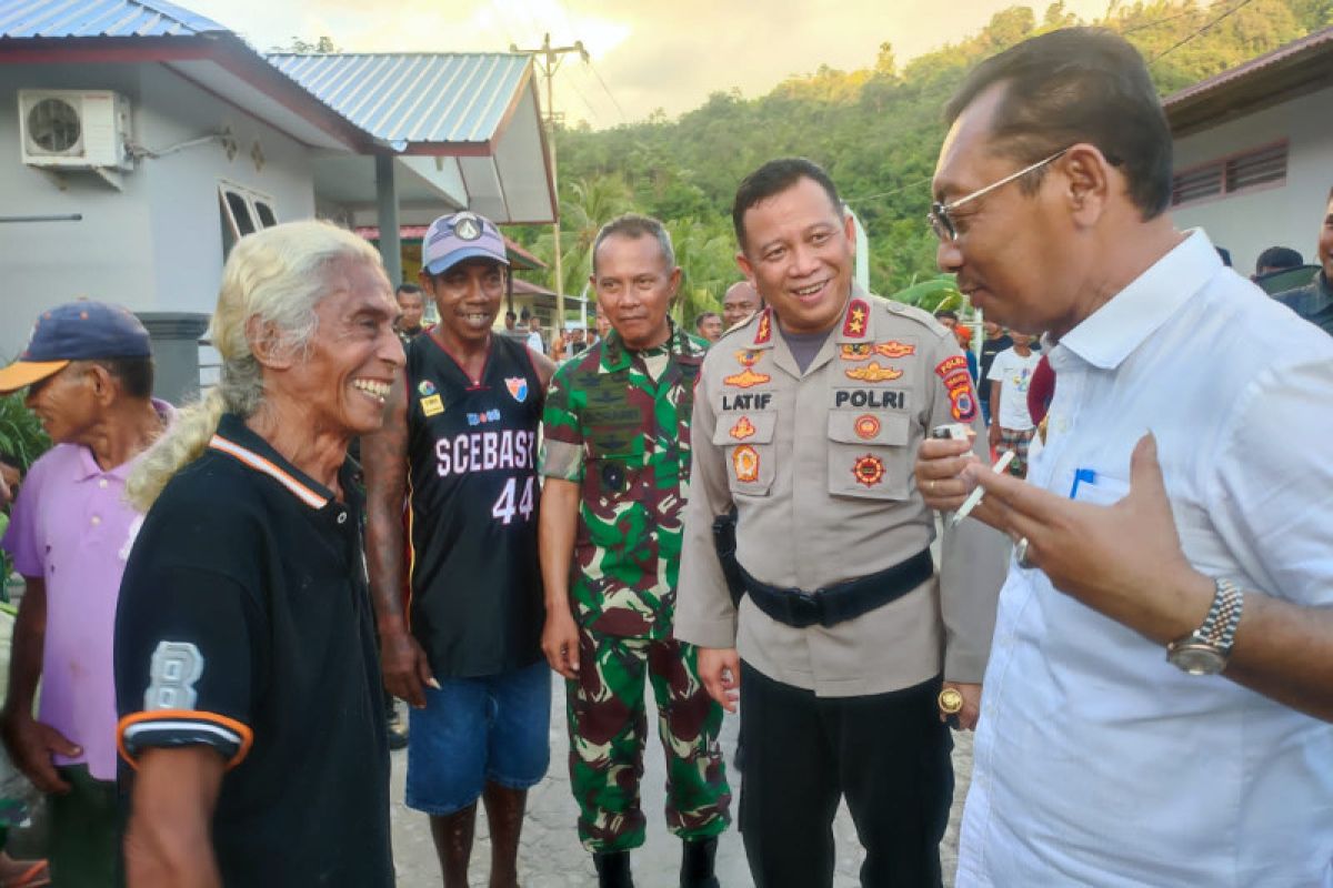 Forkopimda Maluku mengunjungi warga Kariuw di Aboru