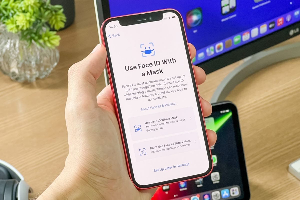 Pengguna bisa tetap pakai masker aktifkan Face ID di iPhone 12 dan 13