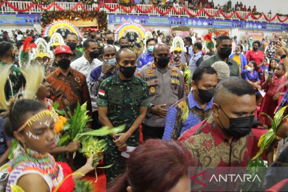 Pangdam XVII/Cenderawasih hadiri Natal dan syukuran sukses PON-Peparnas