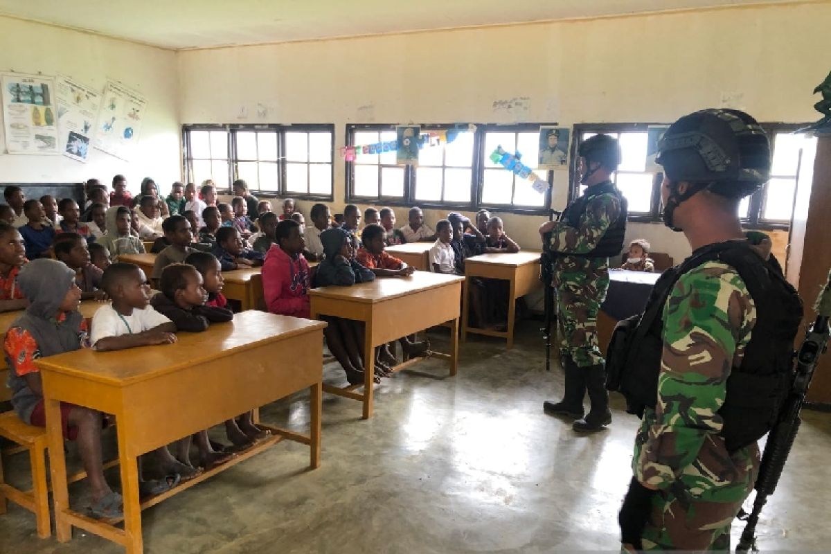 Satgas TNI Yonif RK 114 mengajar siswa SD YPGI Wamena Papua