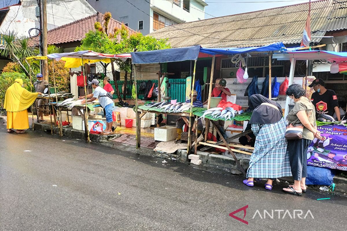 Pedagang ikan bandeng penuhi Jalan Rawa Belong Jakbar jelang Imlek