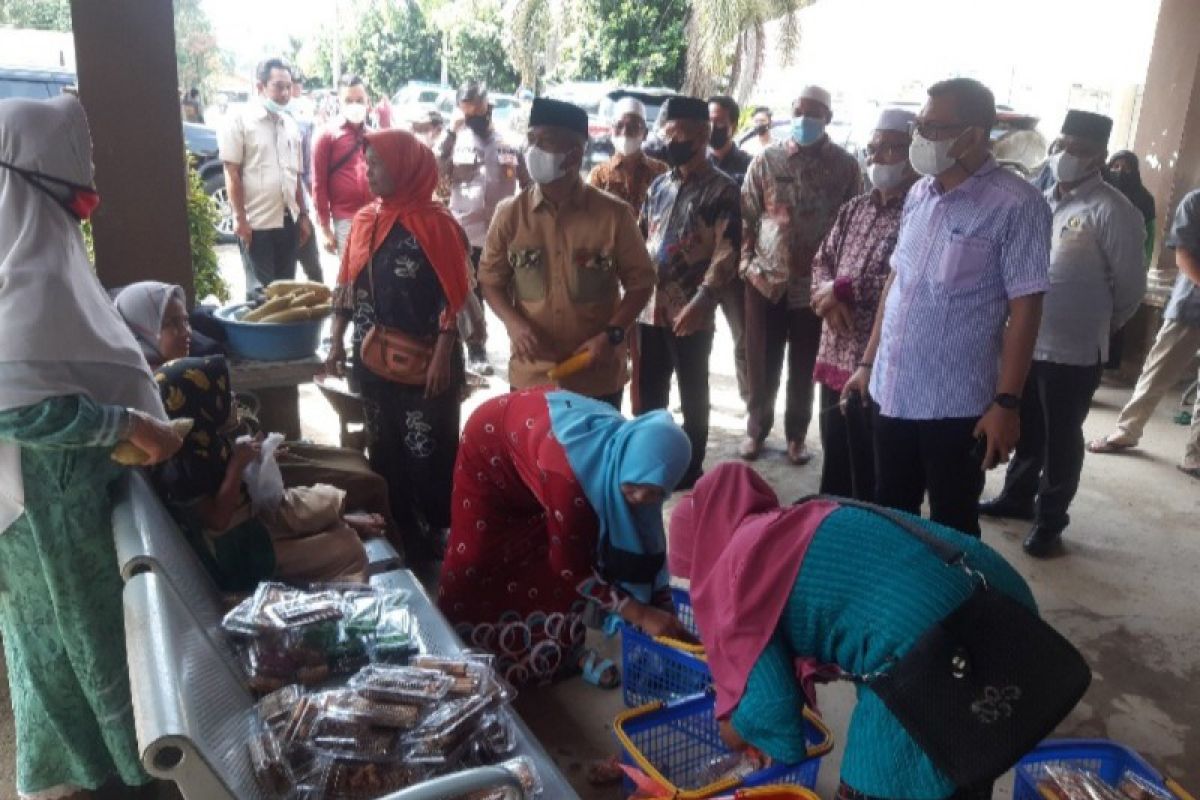 Jumat berkah, AZP borong habis dagangan Ibu - ibu penjual makanan ringan di RSUD Sibuhuan