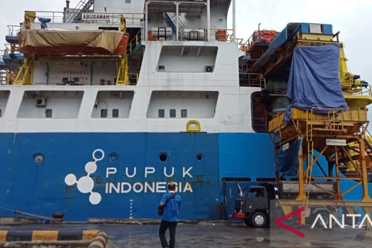 Pusri mendatangkan dua kapal pengangkut 11.460 ton urea bersubsidi ke NTB