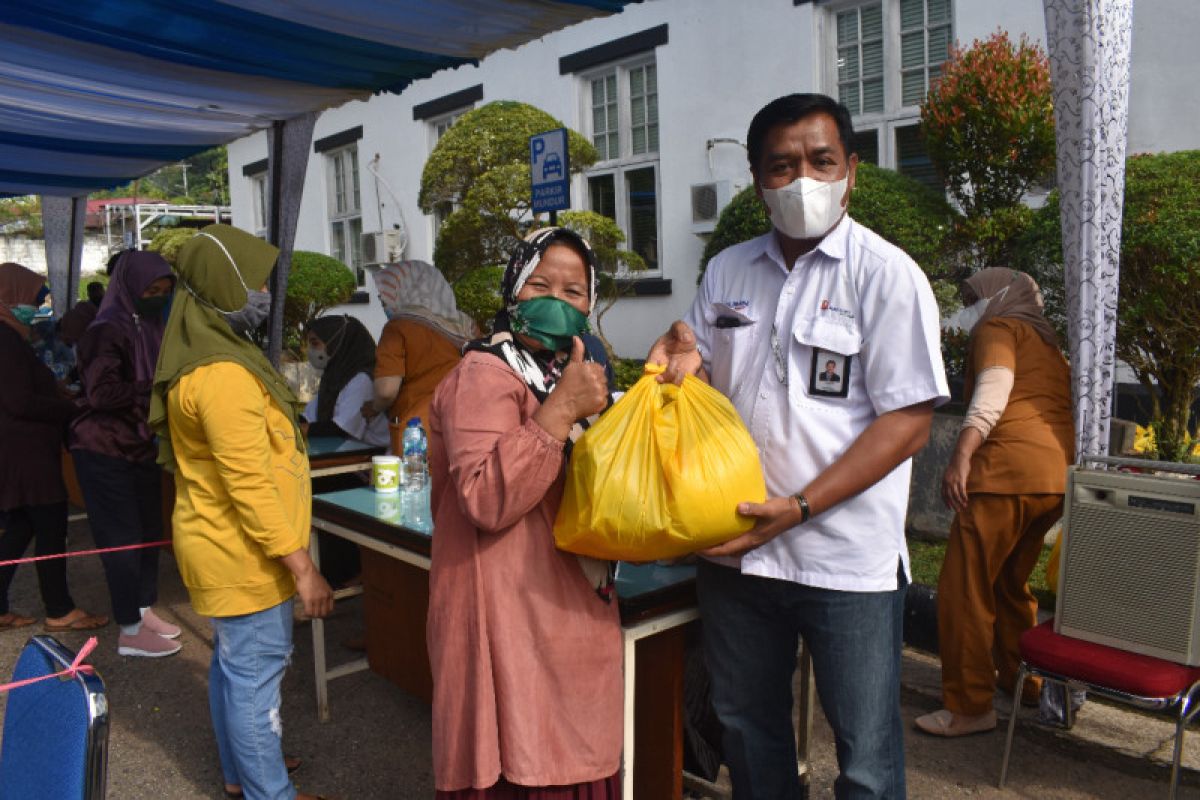 PTBA Ombilin gelar Pasar Murah ringankan warga Sawahlunto penuhi kebutuhan