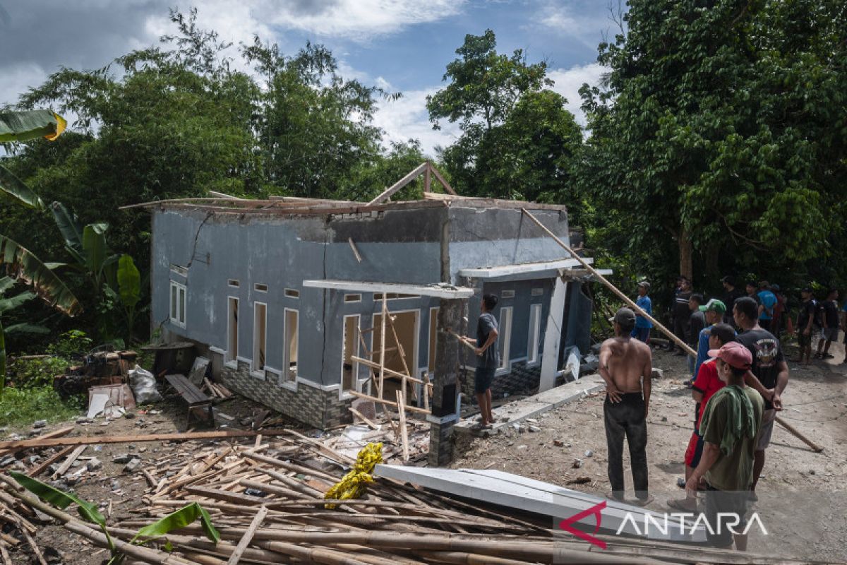 Warga Kabupaten Lebak diminta waspada pergerakan tanah akibat cuaca ekstrem