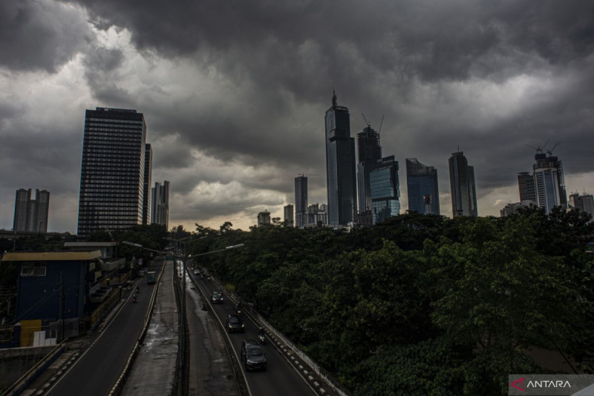 Hujan disertai petir diprediksi guyur Jakarta pada Rabu sore