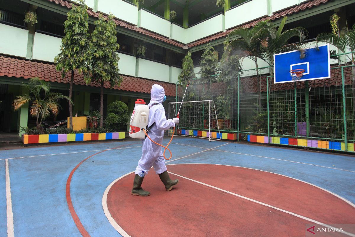 135 siswa dan puluhan guru di Jakarta Barat positif COVID-19