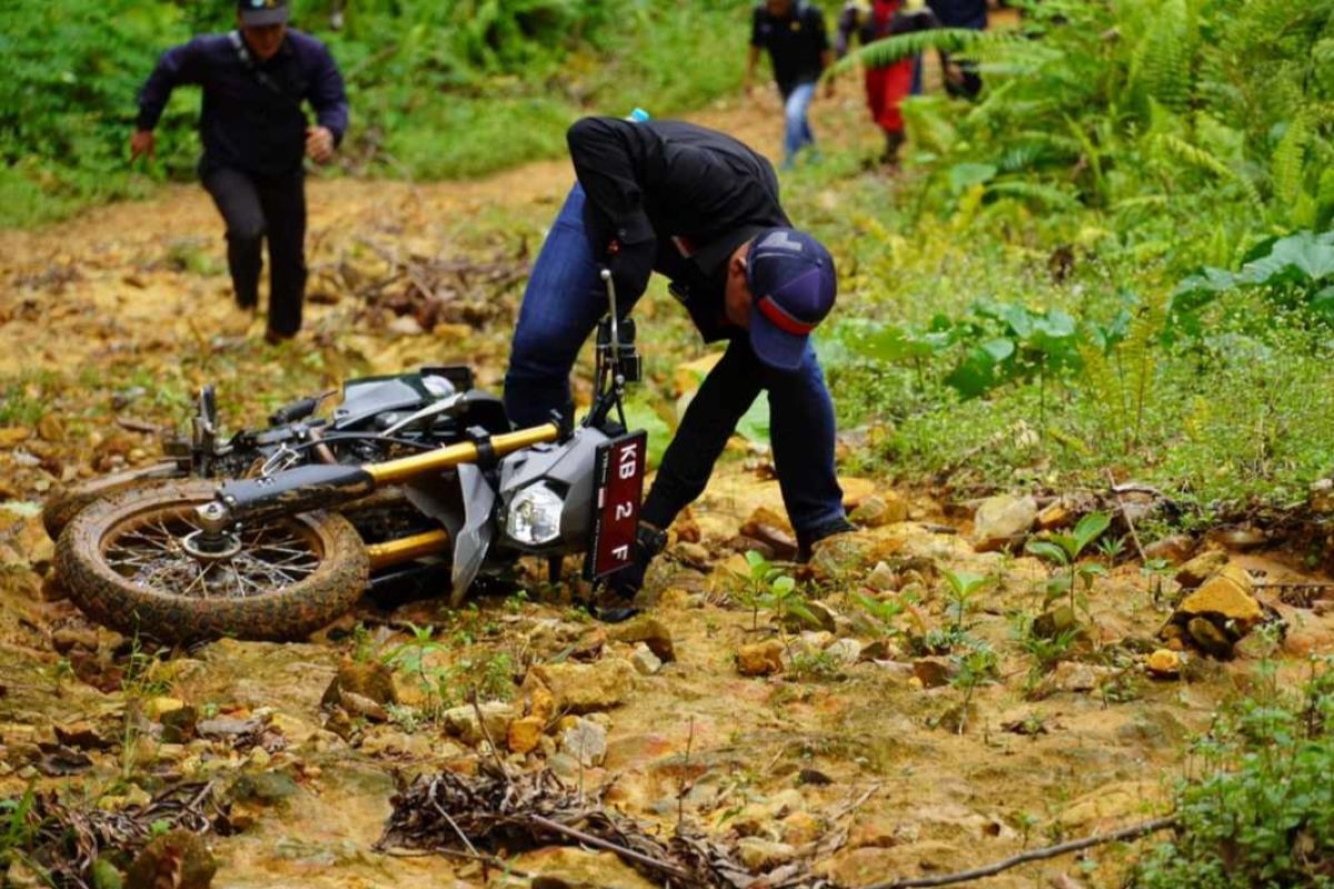 Kunjungi daerah terpencil di Kalimantan Wabup jatuh dari sepeda motor