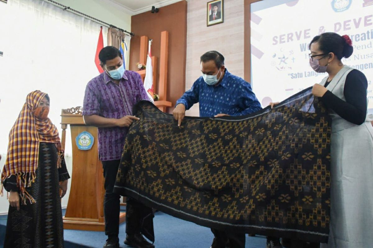 Kolaborasi Pemkot Kediri, UNP dan perajin tenun ikat ciptakan motif 