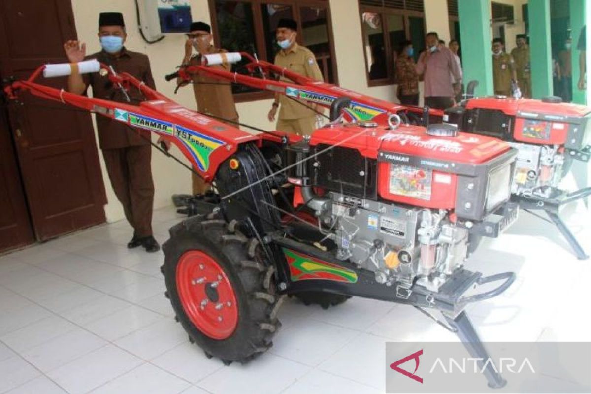 Sejak 2018, Bupati Aceh Barat sudah bagikan 1.000 traktor tangan untuk petani