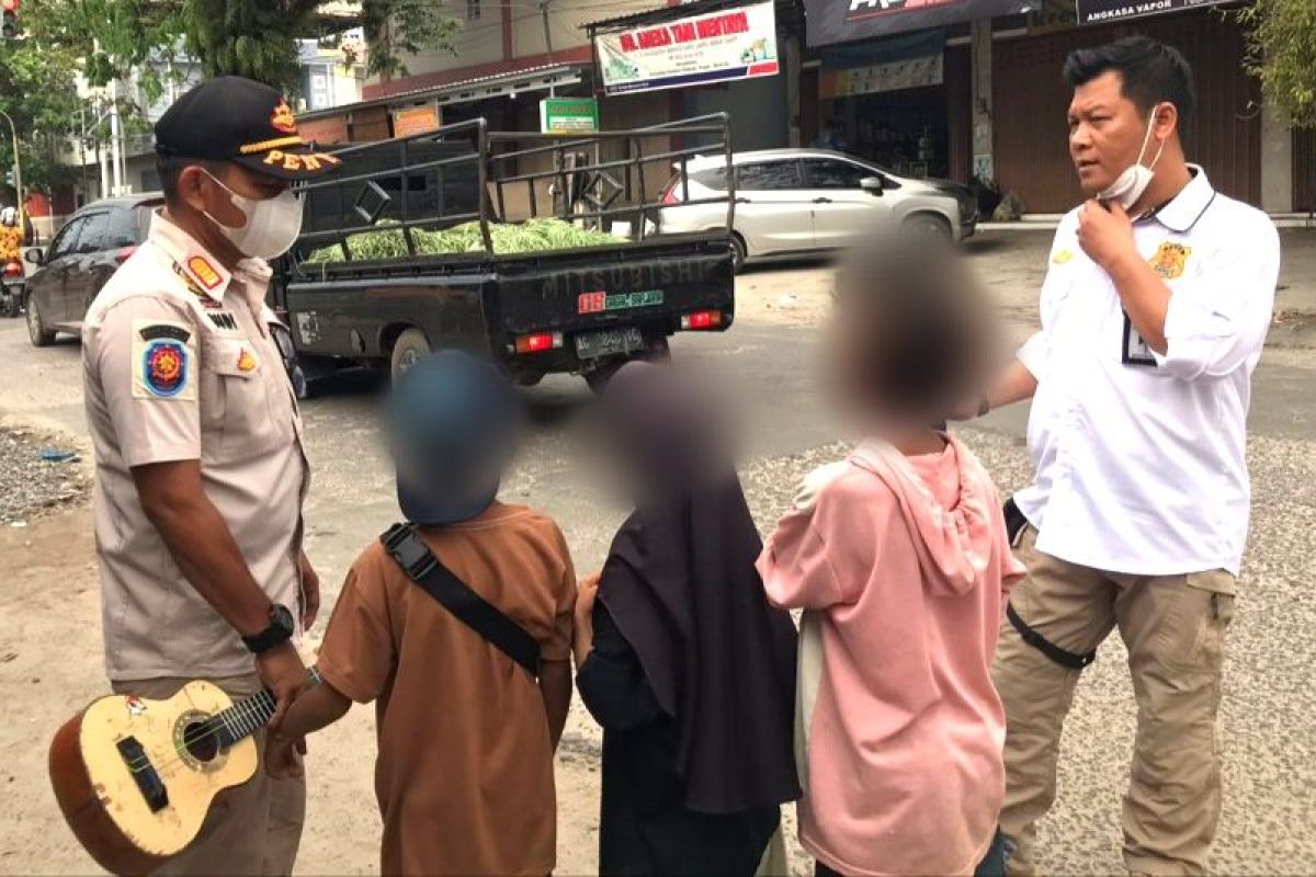 Satpol PP kaget lihat ada mobil di rumah keluarga pengemis