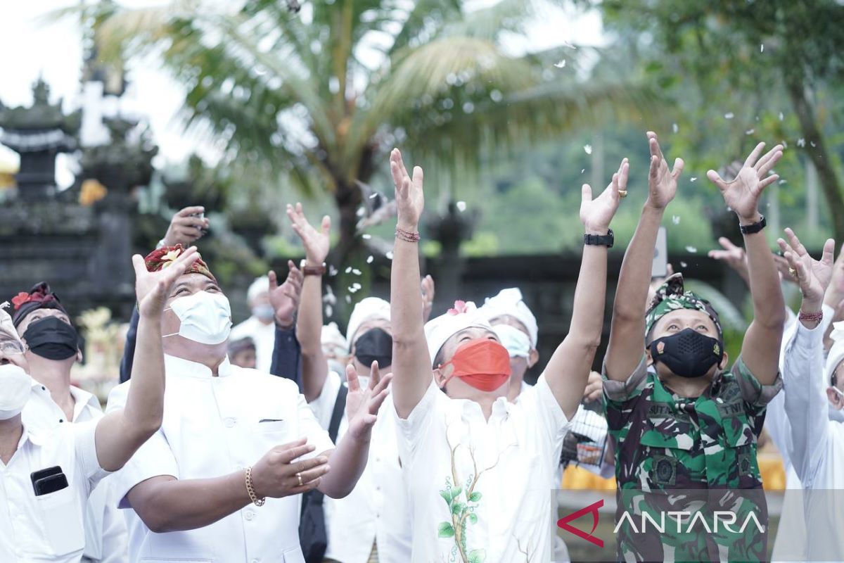 Bupati-Forkopimda Karangasem lepas ribuan ikan dan burung saat Upacara Tumpek Uye dan Danu Kertih