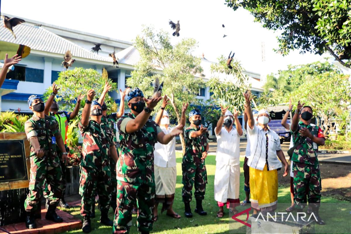 Lanud I Gusti Ngurah Rai Bali lakukan pelepasan burung saat Tumpek Uye