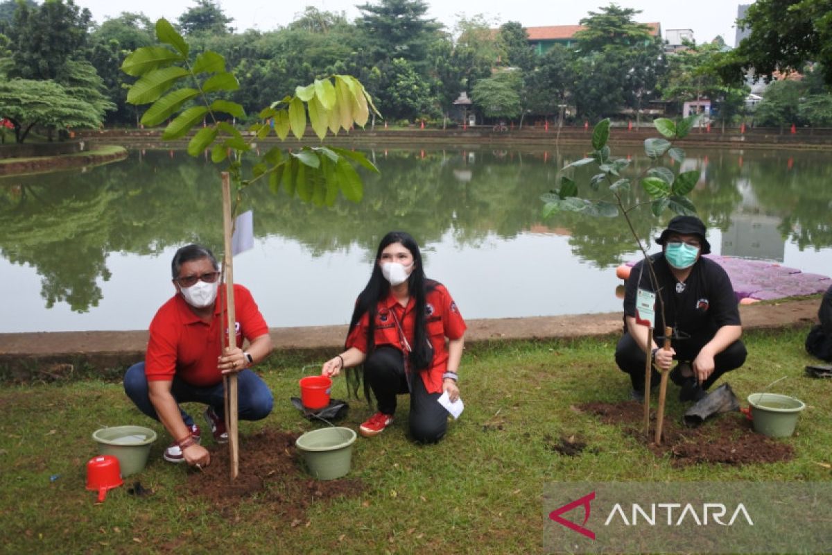 PDIP gelar tanam pohon dan tebar benih ikan di Danau Kampung Bintaro