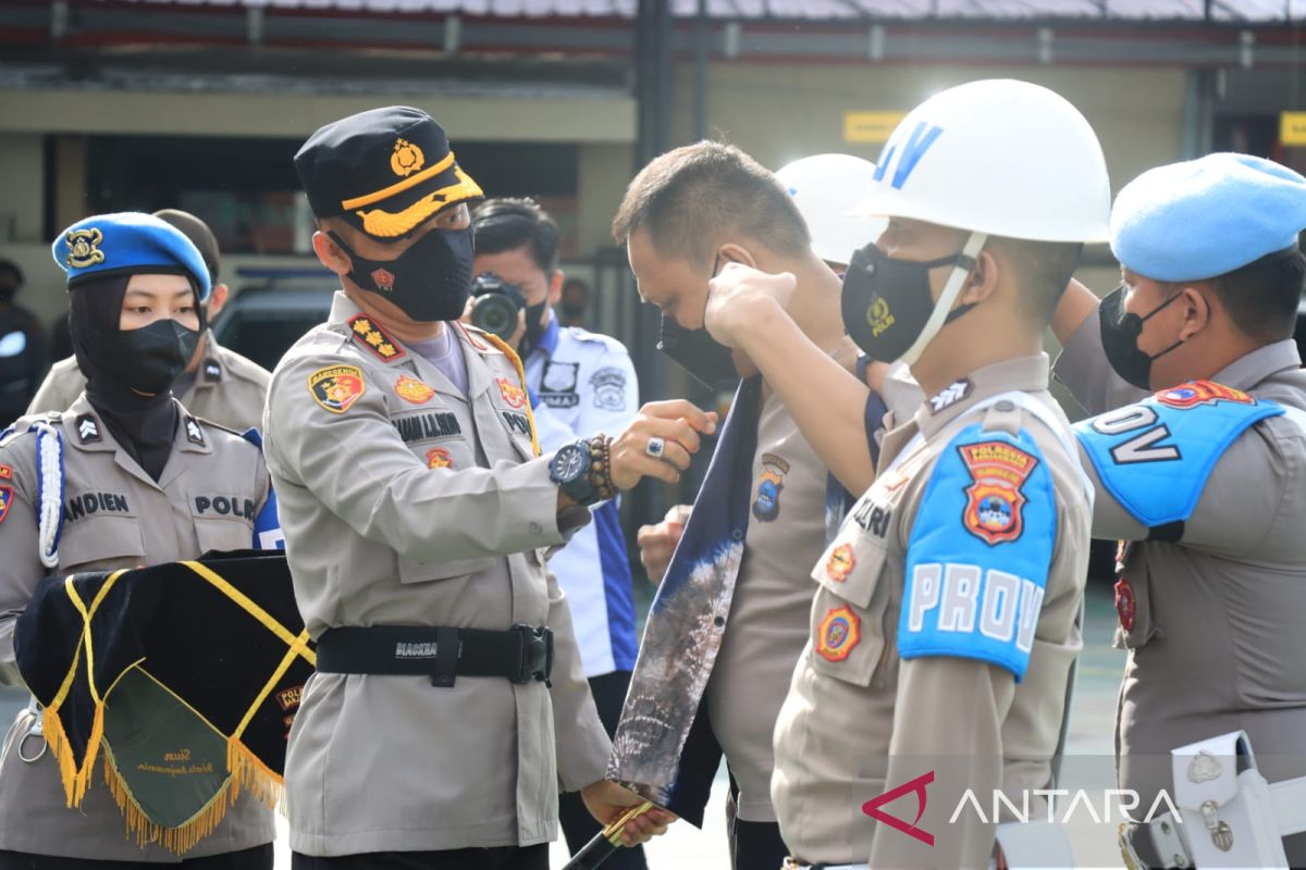 Kapolresta Banjarmasin lepas baju Bripka BT tandai pemecatan pelaku asusila