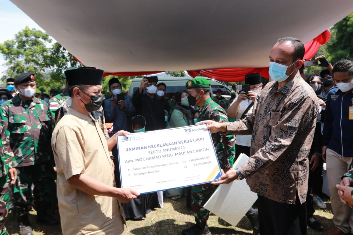 Asabri serahkan santunan tiga prajurit yang gugur di Puncak Papua, salah satunya ke Maluku Tengah