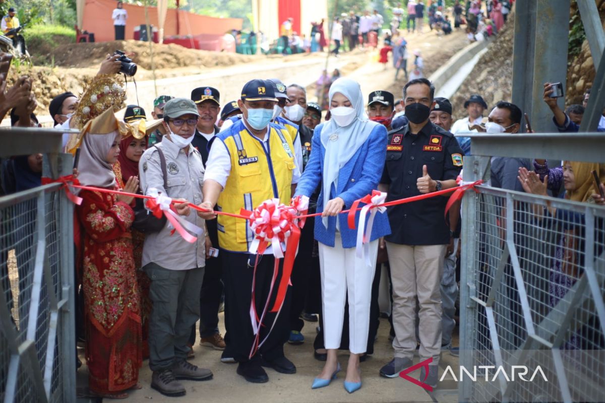 Masyarakat Nagari Sirukam dapat bantuan jembatan gantung