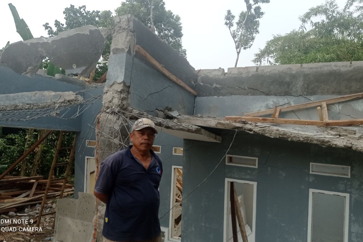 Pergerakan tanah menyebabkan rumah warga ambles di Kabupaten  Lebak