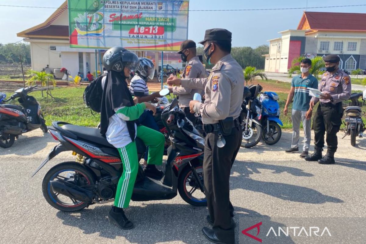 Cek bukti sudah divaksin, polisi hentikan warga melintas di depan Mapolres Meranti