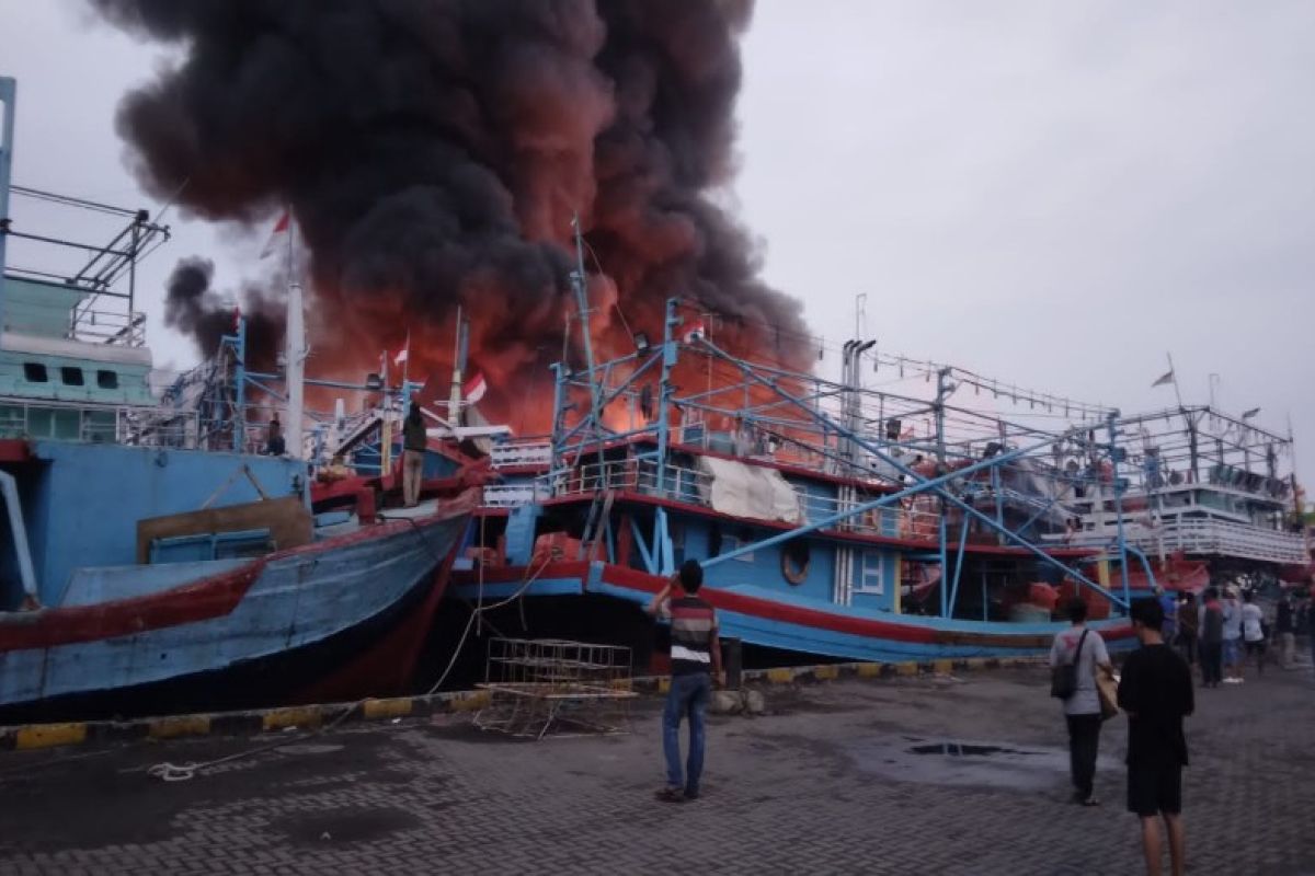 Sebanyak 13 kapal terbakar