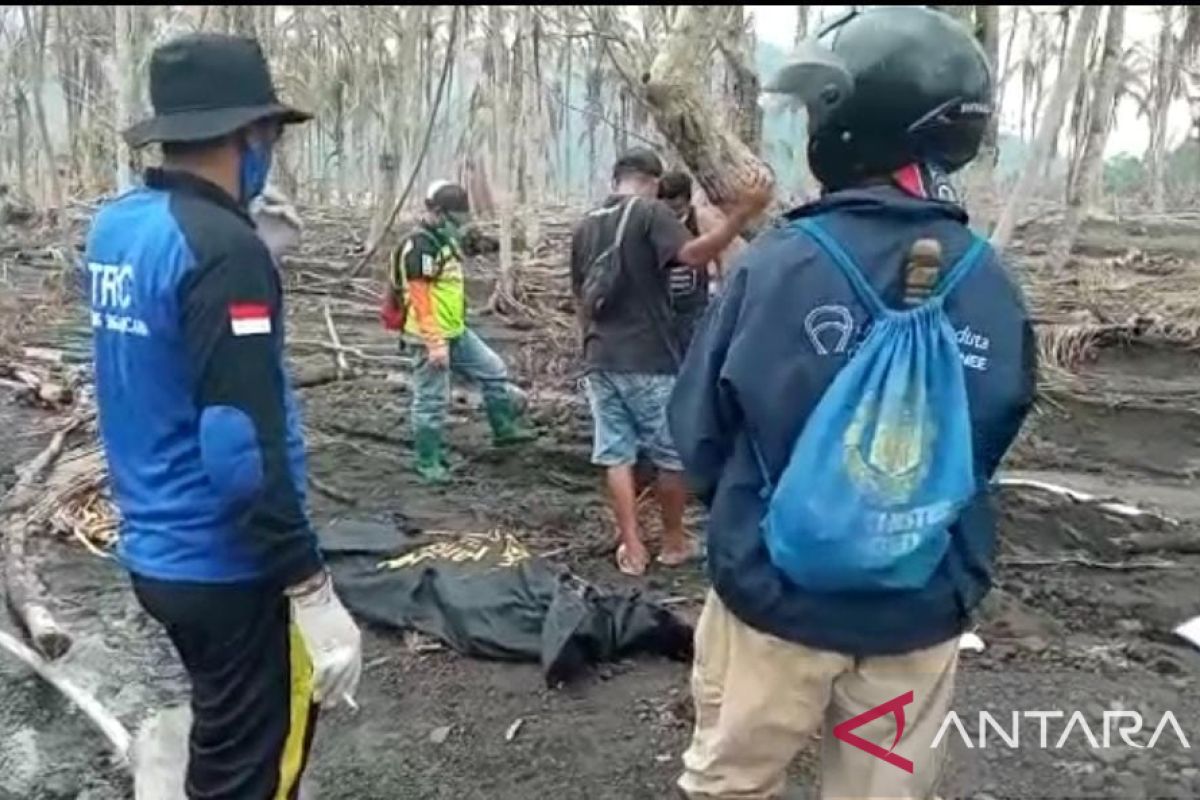 Relawan temukan bagian tubuh korban APG Semeru di Kampung Renteng